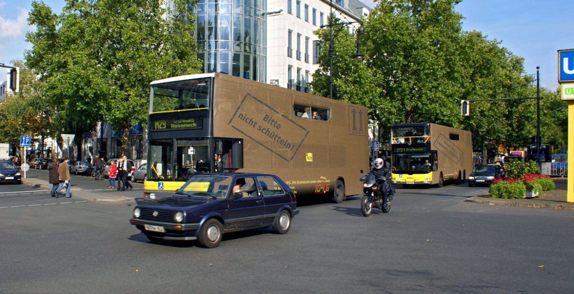 Ambient-Maßnahme: Busse als Umzugskartons.